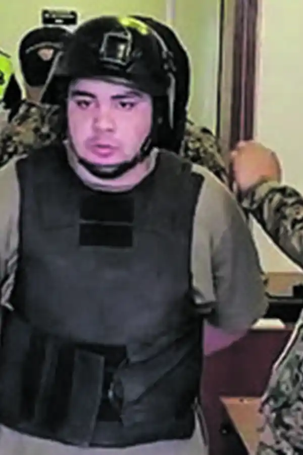 PREVIO AL TRASLADO. El momento en que Facundo Ale es llevado hacia el penal de Benjamín Paz.