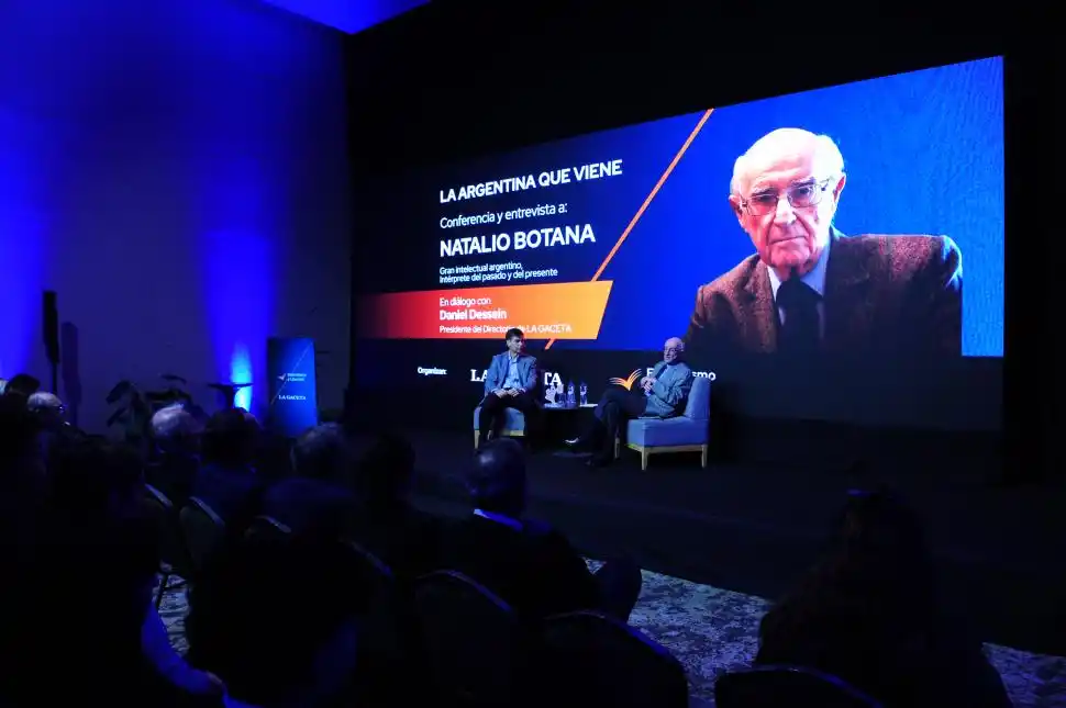 EN TUCUMÁN. Natalio Botana durante el encuentro en el que el intelectual dio una charla organizada por LA GACETA y por la Fundación Federalismo y Libertad y luego fue entrevistado por Daniel Dessein. LA GACETA / FOTOS DE DIEGO ARÁOZ