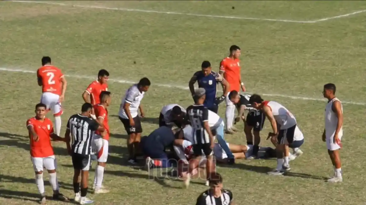 MOMENTO DECISIVO. Roberto, de remera negra, (en cuclillas a la izquierda), le realiza tareas de reanimación a su hijo Gabriel.