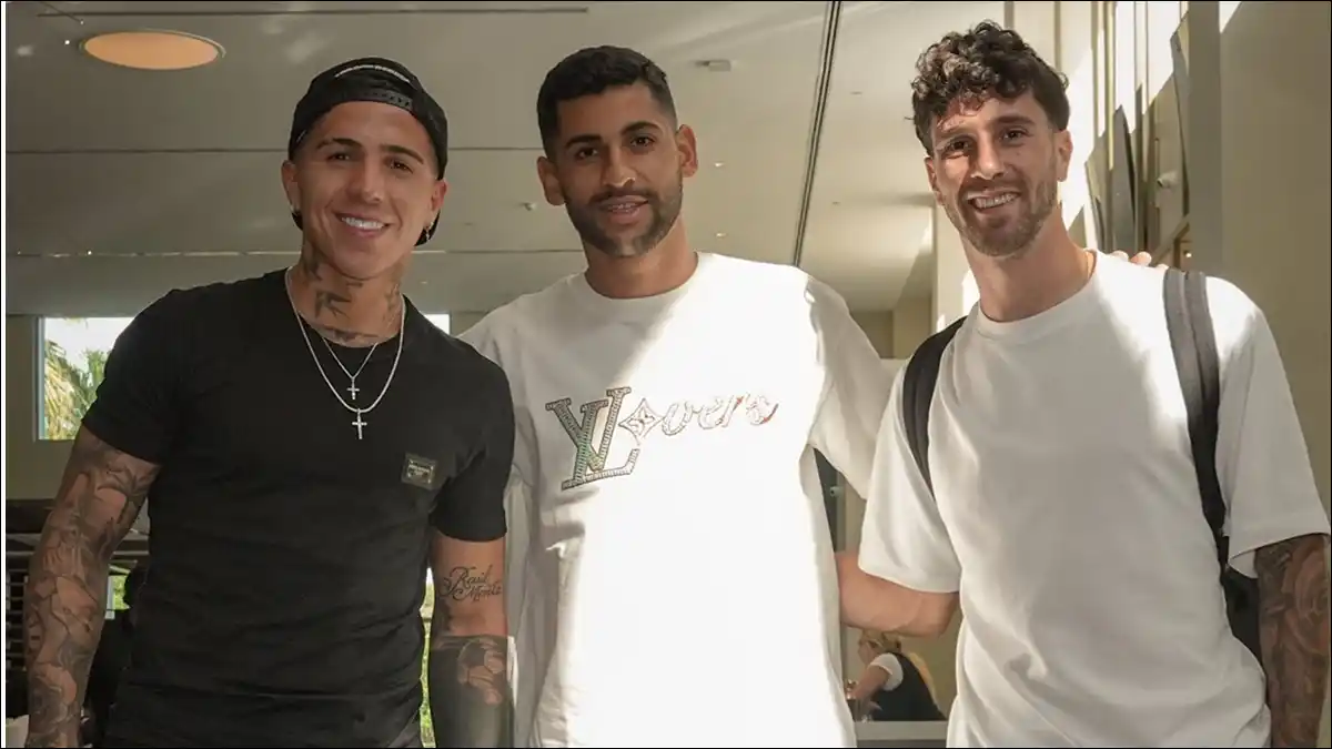 PRIMEROS EN LLEGAR. El mediocampista del Chelsea, el defensor del Tottenham y el zaguero del Bournemouth inauguraron la concentración albiceleste en Miami.