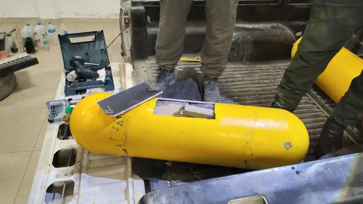 Rellenaron tubos de GNC y ocultaron 86 kilos de cocaína en una pick up: fueron detenidos en Tucumán