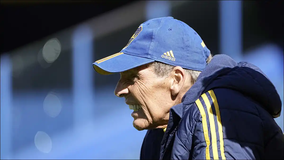 RESPALDO Y AFECTO. Tras el 5-0 ante Newell’s, Úbeda y Paredes le dedicaron el triunfo a Miguel Ángel Russo, ausente por motivos de salud.