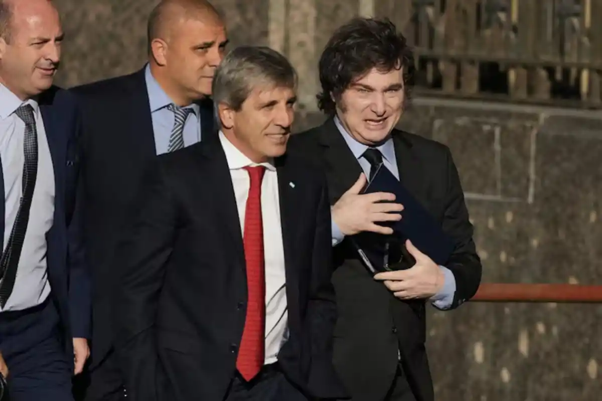 El Wall Street Journal alertó sobre la crisis del peso y reavivó el debate sobre la dolarización