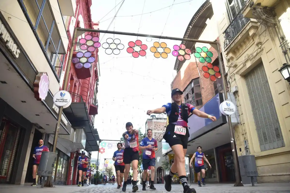 DIVERSIÓN. Los corredores disfrutaron de cada recorrido en los 21k de LA GACETA.