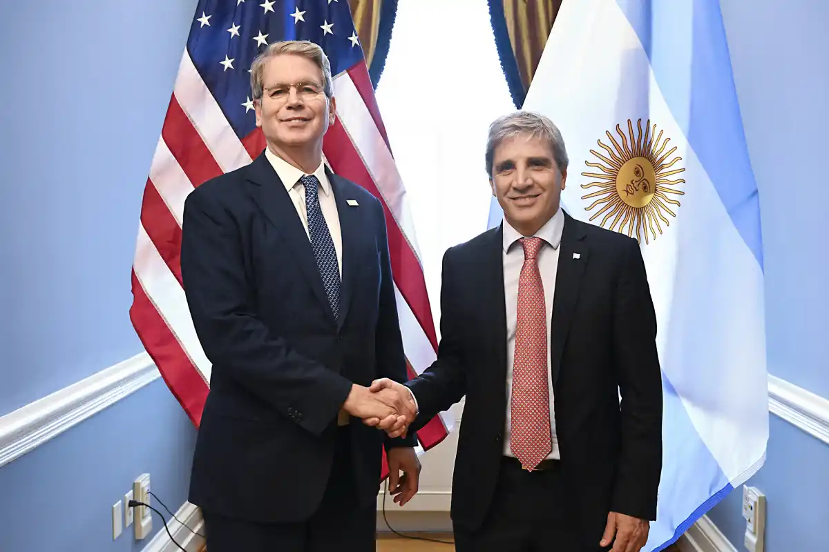 EN EEUU. Luis Caputo junto a Scott Bessent.