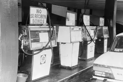Recuerdos fotográficos: 1987. “No se reciben bonos” para cargar combustible