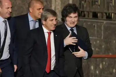 El Wall Street Journal alertó sobre la crisis del peso y reavivó el debate sobre la dolarización