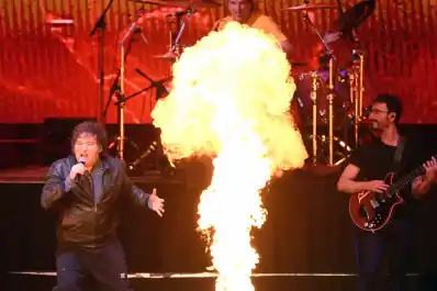 Javier Milei reversionó “Demoliendo hoteles” de Charly García en la presentación de su nuevo libro en el Movistar Arena