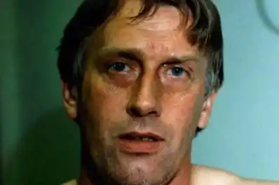 Quién es el preso más peligroso del mundo: lleva 42 años aislado en una caja de vidrio subterránea