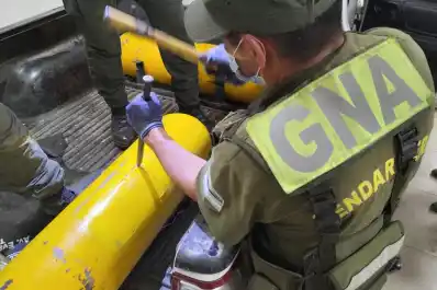 Rellenaron tubos de GNC y ocultaron 86 kilos de cocaína en una pick up: fueron detenidos en Tucumán