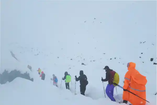 Contra la tormenta y la hipotermia: cientos de personas atrapadas en el monte Everest luchan por sobrevivir