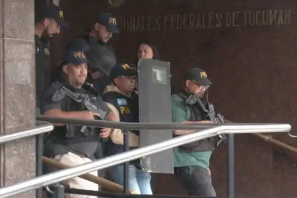 Patrullas, chalecos antibalas y policías armados: así fue la salida de El Petiso David de los Tribunales Federales