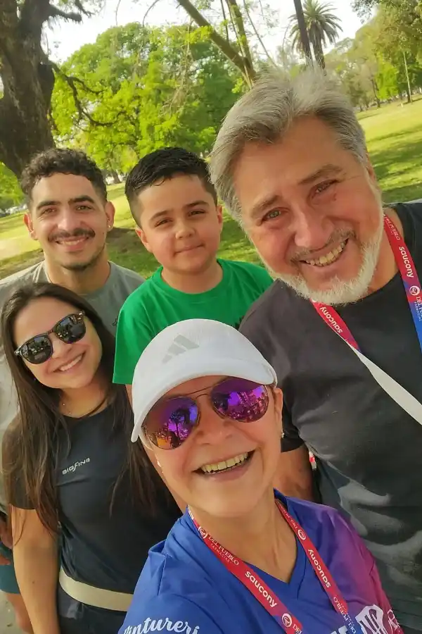 CON ALEGRÍA. Jímenez posa junto a toda su familia en los 21k de LA GACETA.