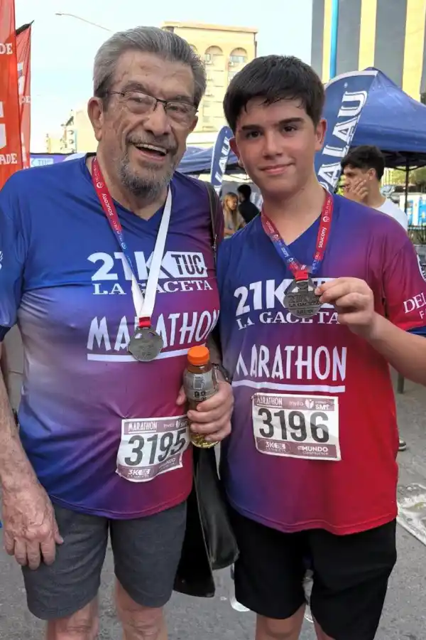 UNIDOS. Jorge Migliavacca posa junto a su nieto Santiago en los 21k de LA GACETA.