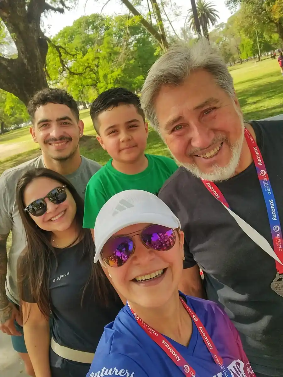 CON ALEGRÍA. Jímenez posa junto a toda su familia en los 21k de LA GACETA.