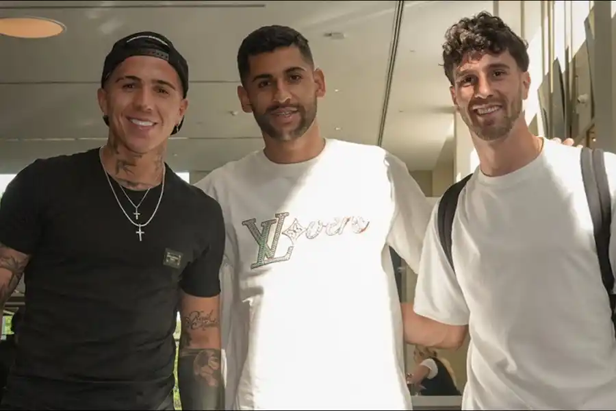 PRIMEROS EN LLEGAR. El mediocampista del Chelsea, el defensor del Tottenham y el zaguero del Bournemouth inauguraron la concentración albiceleste en Miami.