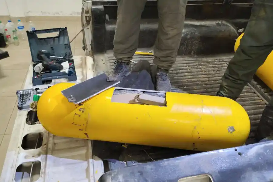 Rellenaron tubos de GNC y ocultaron 86 kilos de cocaína en una pick up: fueron detenidos en Tucumán