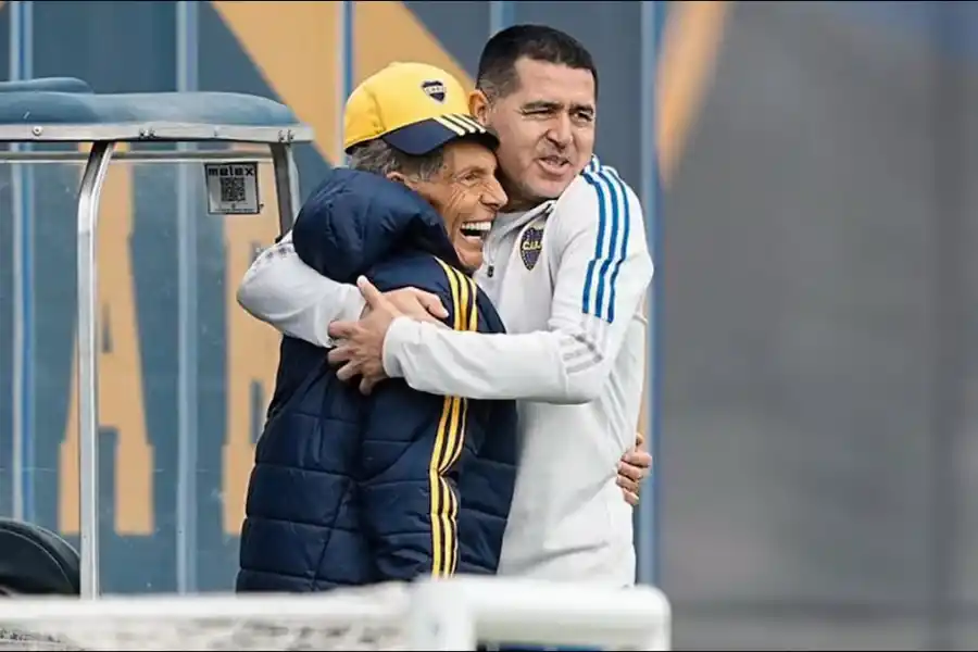 UNA IMAGEN VIRAL. Russo y Riquelme compartieron un abrazo en Ezeiza días antes de que el DT iniciara su reposo domiciliario.