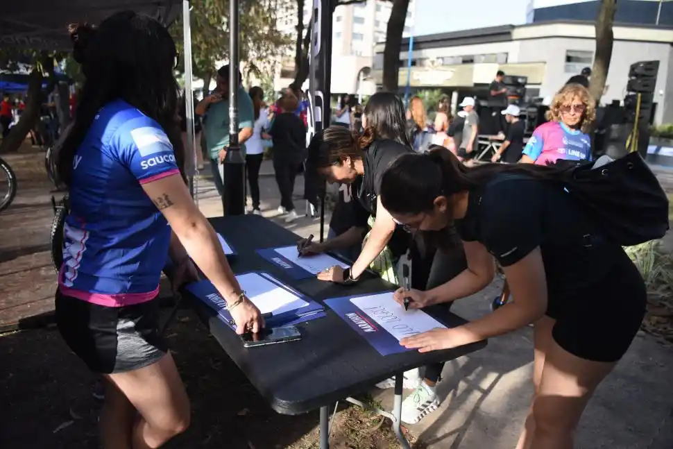 MENSAJES. Familiares y amigos de competidores los alentaron con frases.