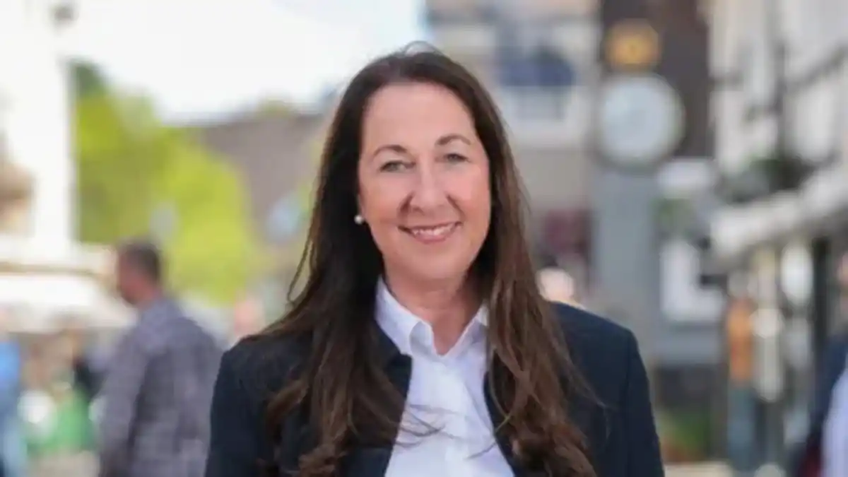 Conmoción en Alemania: atacaron a puñaladas a una alcaldesa recién electa y se encuentra grave