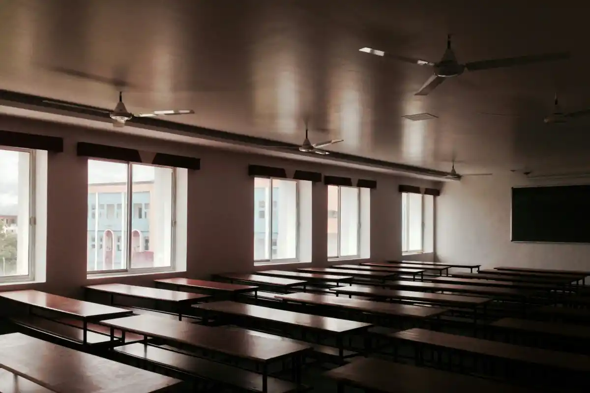 ESTUDIANTES FANTASMAS. El fenómeno genera preocupación en las universidades estadounidenses. / Foto de <a href=https://unsplash.com/es/@bisworaj?utm_content=creditCopyText&utm_medium=referral&utm_source=unsplash>Bisworaj Saheb</a> en <a href=https://unsplash.com/es/fotos/ventana-de-vidrio-con-marco-de-madera-marron-zFveAjAXMB4?utm_content=creditCopyText&utm_medium=referral&utm_source=unsplash>Unsplash</a>       