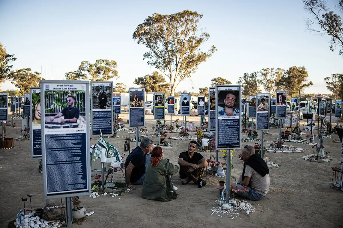 RECUERDO. Una familia visita el memorial de una de sus víctimas.