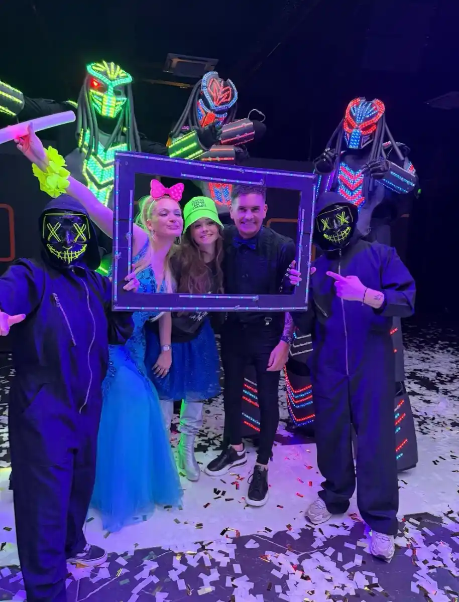 Luces, emoción y robots: así fue la espectacular fiesta de 15 de Valentina, la hija de Hernán Caire