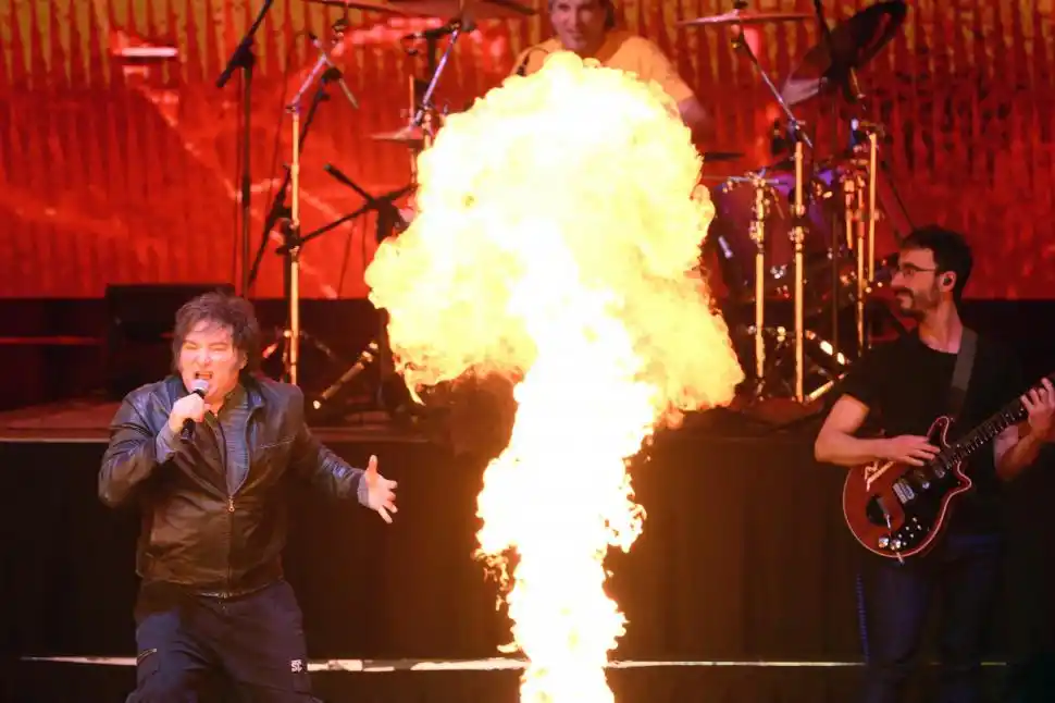 ROCKSTAR. Milei estuvo al frente de la “Banda Presidencial” y durante el acto interpretó temas de artistas de rock nacional e internacional. 