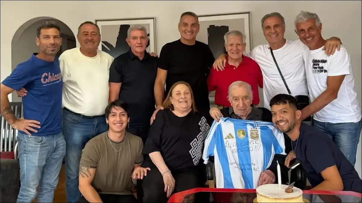 AFECTO DE SIEMPRE. En marzo, el “Doctor” celebró su cumpleaños acompañado por su familia y ex jugadores del Mundial de México 1986.