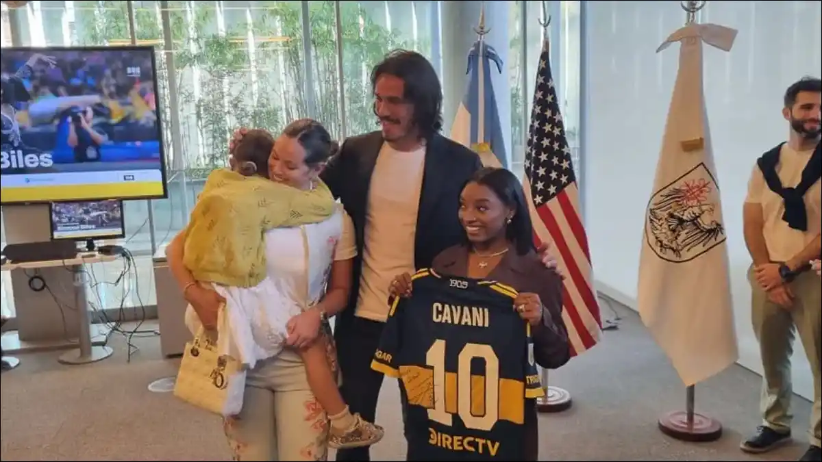 ENCUENTRO DE FIGURAS. Simone Biles recibió una camiseta de Boca autografiada por Edinson Cavani durante su charla en Buenos Aires.