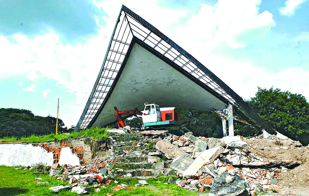 Recuerdos fotográficos: 2008. El adiós a la abandonada confitería del Lago