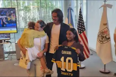 Simone Biles y Edinson Cavani coincidieron en Buenos Aires: el gesto que sorprendió a todos