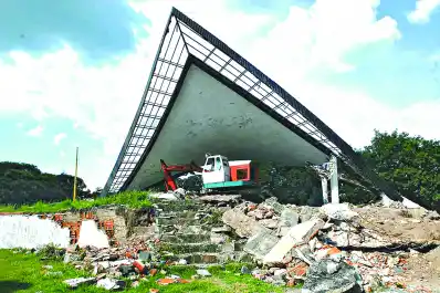 Recuerdos fotográficos: 2008. El adiós a la abandonada confitería del Lago