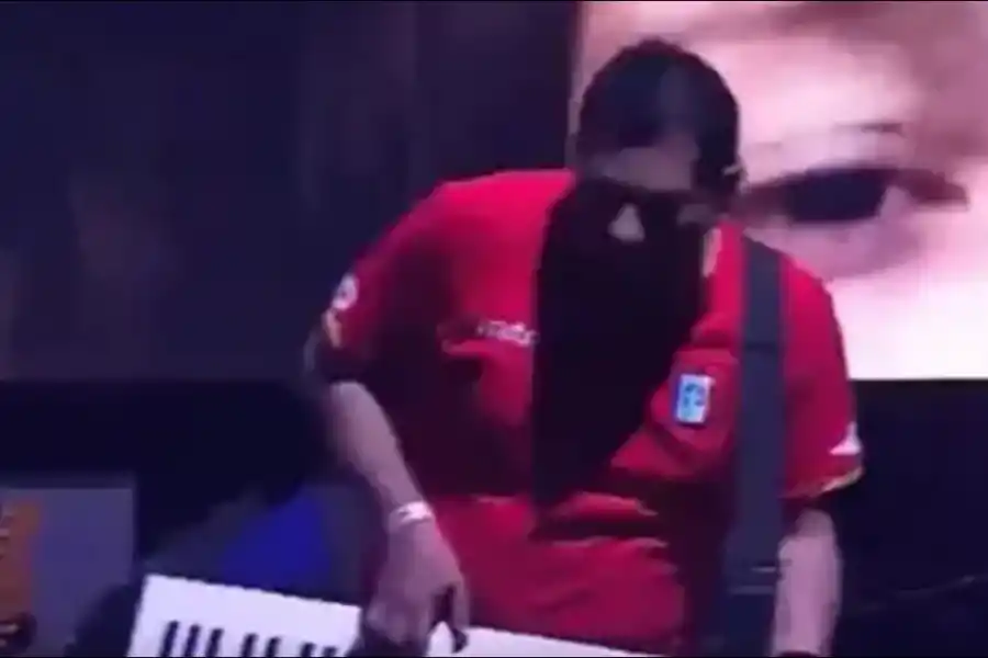 MEDIDA POR IMAGEN. El club decidió apartar a Mezzina tras su aparición con la camiseta en el escenario.