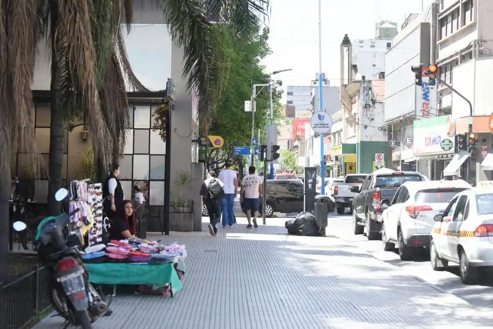 VEREDA ANCHA. La gente puede caminar tranquila, pero las dificultades se pueden ver en el asfalto.