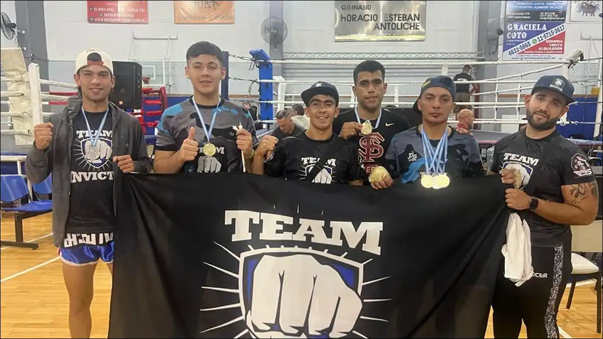EQUIPO TUCUMANO. De izquierda a derecha: Matías Gómez, Baltazar Molina, el sensei Franco Jiménez, Juan Pérez Ledesma, Patricio García y Matías Martínez, integrantes del Team Invictus