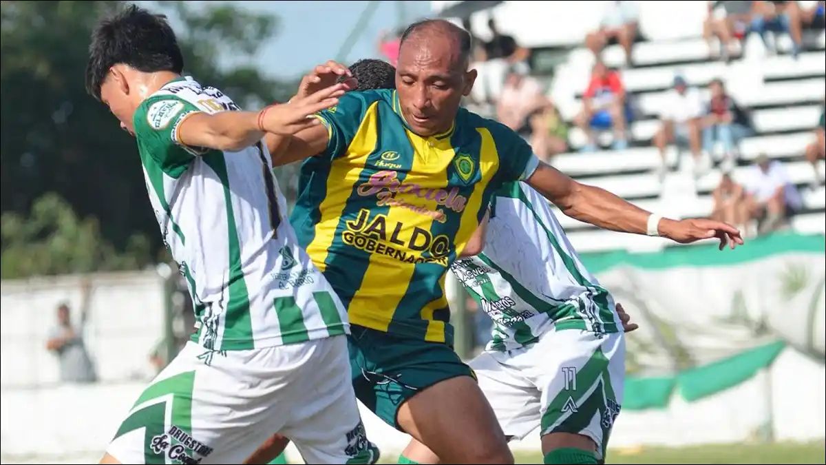 FIGURA DE ATENEO. En la imagen, el delantero Santiago Ledesma, una de las cartas de ataque del conjunto de Alderetes en la definición de la zona campeonato.