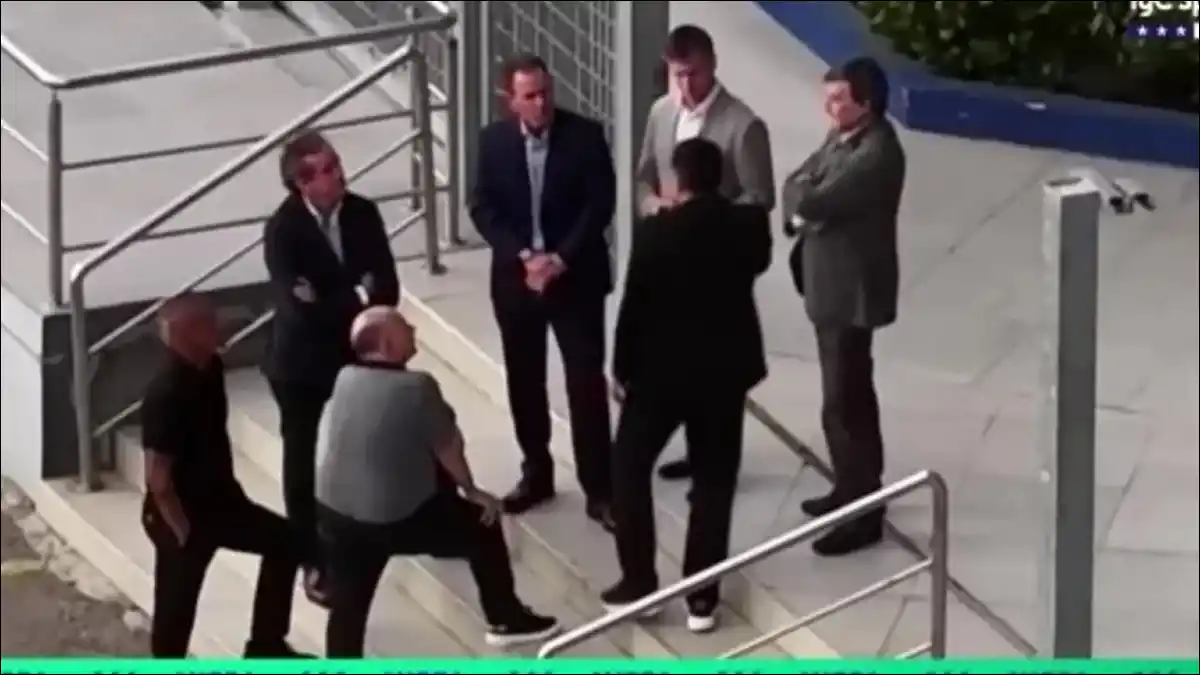 RESPETO MUTUO. Riquelme y Brito compartieron un diálogo en las escaleras de La Bombonera durante el velorio de Miguel Ángel Russo.