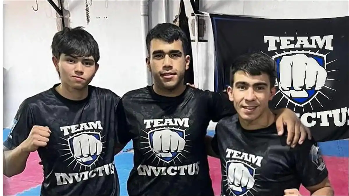 RUMBO AL PANAMERICANO. Nahuel Mure, Juan Pérez Ledesma y el sensei Franco Jiménez, representantes del Team Invictus que competirán en Colombia.