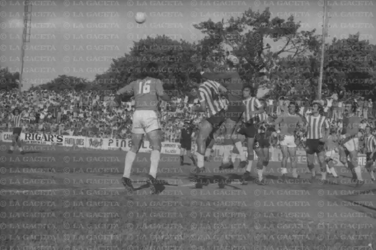 OTRAS ÉPOCAS. Estudiantes de La Plata (camiseta a rayas) disputa el duelo con San Martín en La Ciudadela.
