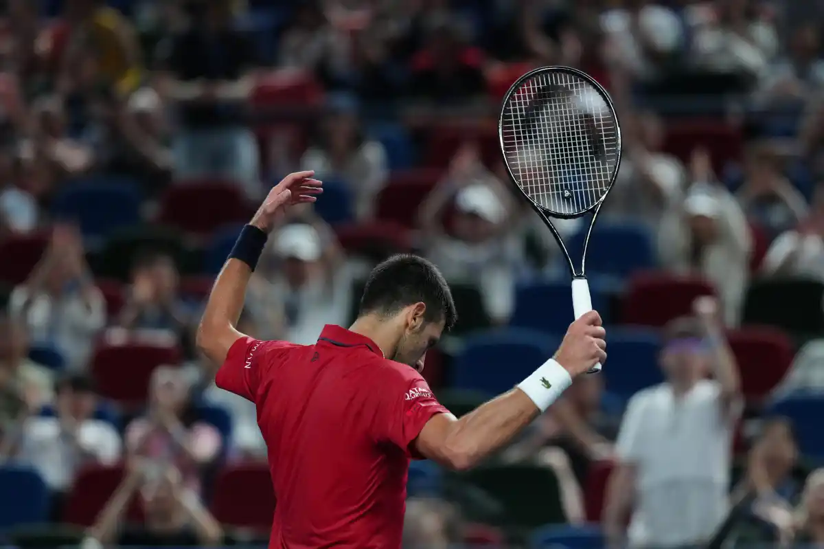FESTEJO. Luego de una jornada con contratiempos, Djokovic se clasificó a una nueva semifinal.
