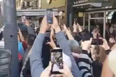 Javier Milei y su hemana Karina Milei fueron abucheados e increpados en el centro de Buenos Aires