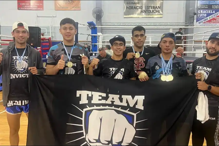 EQUIPO TUCUMANO. De izquierda a derecha: Matías Gómez, Baltazar Molina, el sensei Franco Jiménez, Juan Pérez Ledesma, Patricio García y Matías Martínez, integrantes del Team Invictus