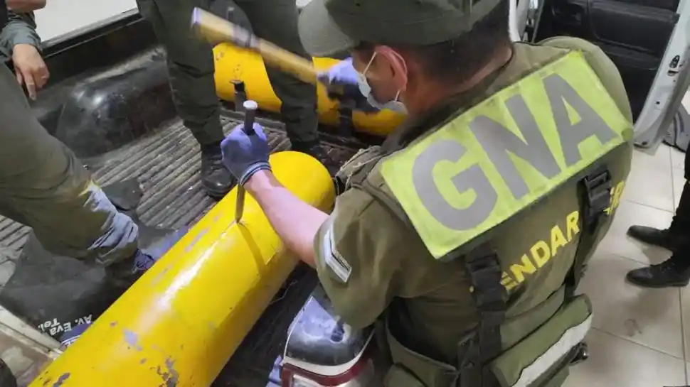 DECOMISO. Tubos de GNC de una camioneta que había salido de Cafayate, donde llevaban 86 kg de cocaína, descubiertos el 5 de octubre. 