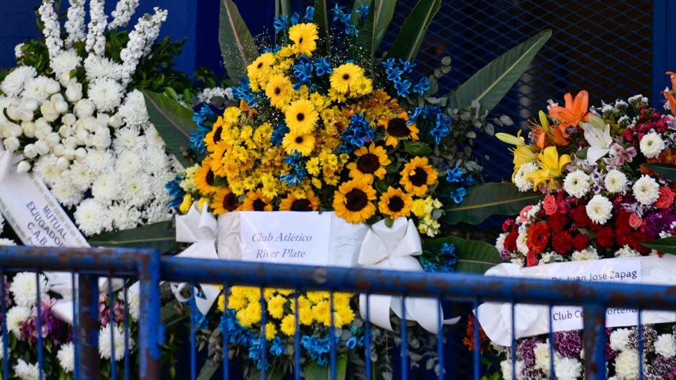 COLORES DE BOCA. River envió una corona de flores azul y amarilla para Russo