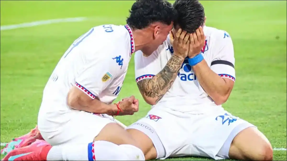 EMOCIÓN PURA. El delantero de Tigre rompió en llanto durante el homenaje a Miguel Ángel Russo en Rosario.