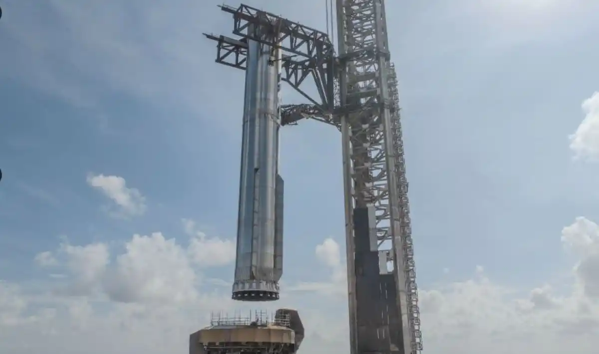 IMPONENTE. El cohete Super Heavy, probado en vuelo, se trasladó a la plataforma de Starbase antes del lanzamiento.