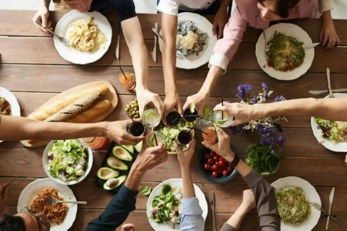 MÁS DE UNO. Alimentarse con alguien más a la par es un pilar en la dieta meditarránea.