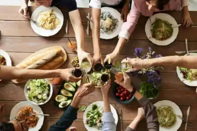 Comer: un arma para contrarrestar los efectos negativos de la soledad