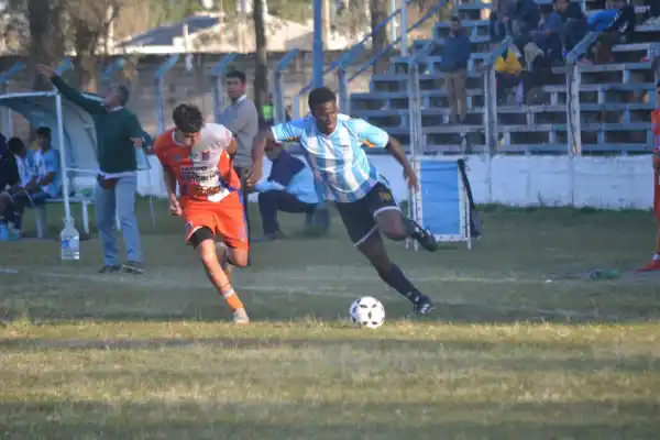 Llegaron desde Colombia, vinieron a probar suerte en la Liga Tucumana y sueñan con ser futbolistas profesionales